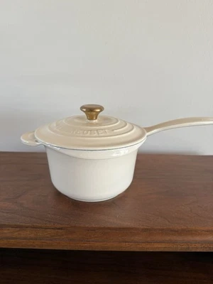 Cacerola Le Creuset Signature #16 Color Dune Rara 1,25 Qt Nueva Tapa Dorada Foto 1 de 4