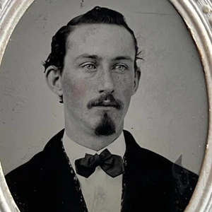 Antikes Farbfoto hübscher bezaubernder Mann Spitzbart Philadelphia PA - Bild 1 von 9
