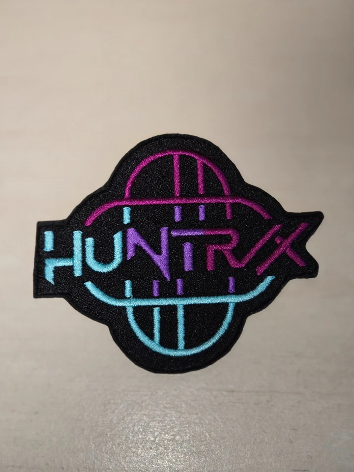 Huntrix K-Pop Cazador de Demonios Hágalo Usted Mismo 4 pulgadas Hierro en Apliques Bordados Parche Foto 1 de 1