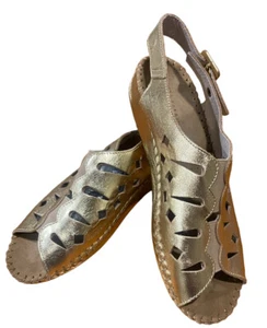 LA PLUME- Gold Leather 1.5” Wedge Sandals-Adj Buckles-Italy US 8.5-9 Eur39 - Picture 1 of 7