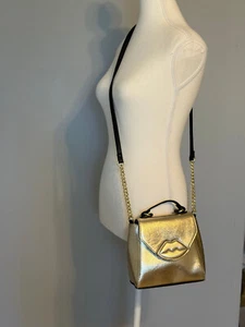 BETSEY JOHNSON LUV GOLD METALLIC POPZ LIP SMALL CROSSBODY BAG PURSE CHAIN - Picture 1 of 4