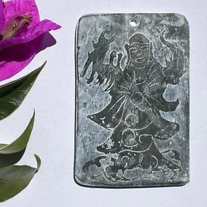 Colgante de piedra verde tallada de Buda con caracteres chinos - Imagen 1 de 3