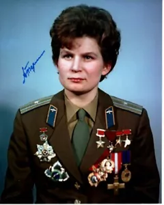 VALENTINA TERESHKOVA Signed 8x10 RUSSIAN COSMONAUT ASTRONAUT Photo Hologram COA - Picture 1 of 2