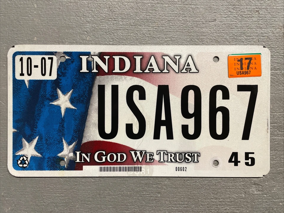 PLACA INDIANA EN DIOS CONFIAMOS 🇺🇸 BANDERA AMERICANA EE. UU.-967 RARA PREFIJO EE. UU. Foto 1 de 3