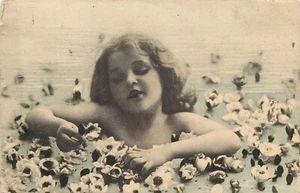 Cartolina Giovane Ragazza Donna Guadando Fiori Circondati Non Spedita Divisa C. 1906  - Foto 1 di 2