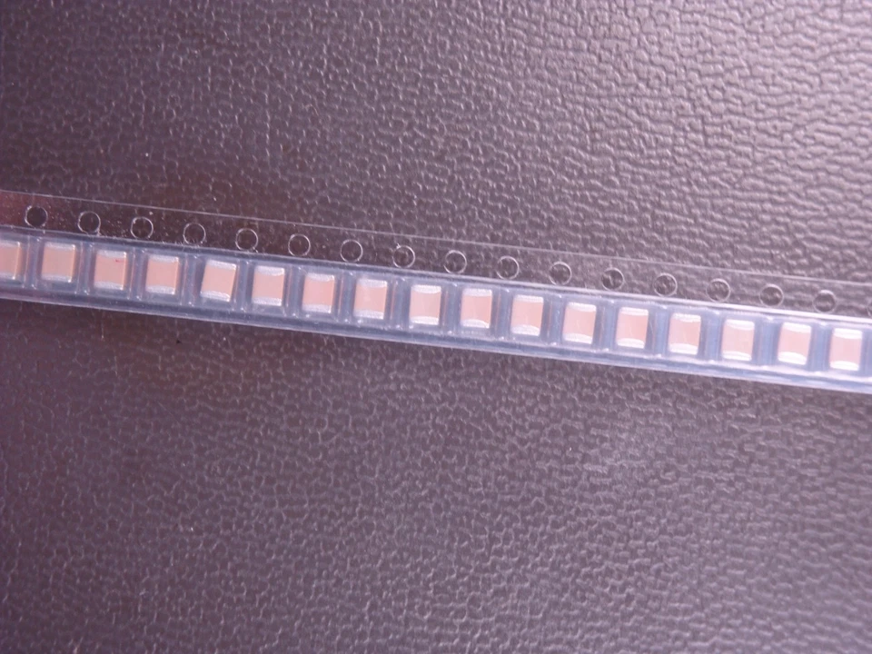 Lote de 50 condensadores 12101C105KAT2A AVX 100V 1 uF μF 10% 1210 X7R NOS Foto 1 de 1