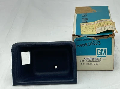 Nuevo de Lote Antiguo GM 1978-1981 Malibu 4 Puertas Panel Liberación Taza Manija Tirar Interior Borde Trasero Foto 1 de 4