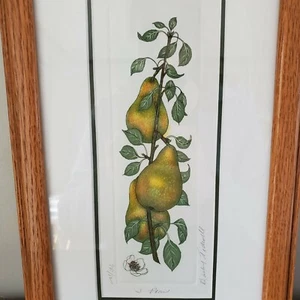 Grabado coloreado a mano "3 Pears" de Barbie Tidwell 943/1200 - mate y enmarcado - Imagen 1 de 5