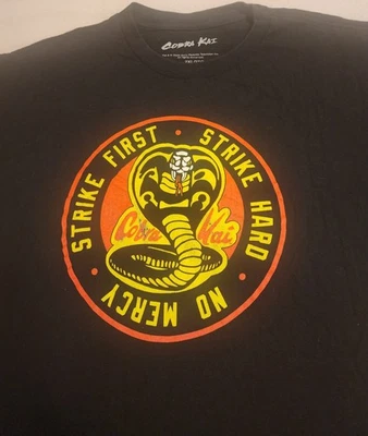 Camiseta negra para hombre Cobra Kai Strike First Strike Hard No Mercy talla 2XL/2TG Foto 1 de 4