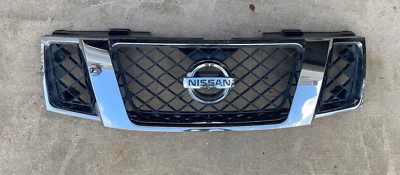 Grelha superior Nissan Pathfinder 2008-2012 original do fabricante 62310ZS00A grelha - Imagem 1 de 3