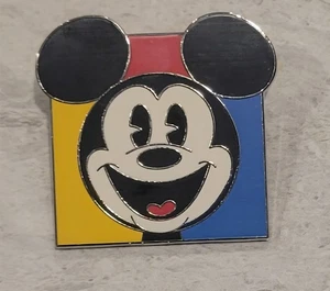 Spilla Disney 2022 Topolino set iniziale colorato - Foto 1 di 3
