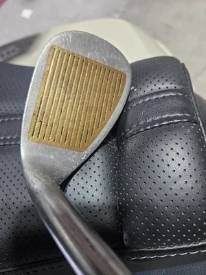 Cuña de arena Wilson Staff 56*L 10*B derecha 36" Foto 1 de 4