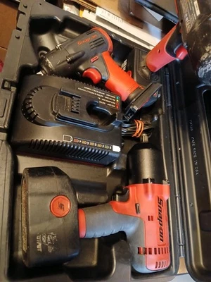 Este es un lote de tres broches de presión en impacto, 2 baterías, un cargador y una funda. Foto 1 de 4