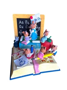 Vintage 1989 Enesco Multi-Action Spieluhr "Mitey-Nice Mouse Schoolhouse" Neu in OVP - Bild 1 von 22
