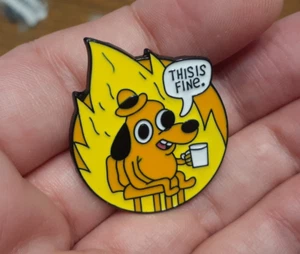 THIS IS FINE PIN divertente meme cane fuoco tutto quello che sarò smalto cappello bavero spilla - Foto 1 di 4