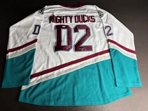 Maglietta Elden Henson +3 firmata auto Mighty Ducks JSA AA18397 - Foto 1 di 3