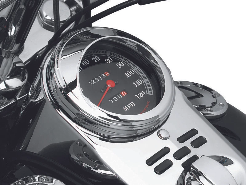 Anillo de ajuste de velocímetro Kuryakyn con visera cromada Foto 1 de 1