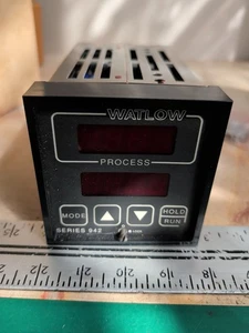 WATLOW CONTROLS 942A-2FD0-A000 TEMPERATURE CONTROLLER - Picture 1 of 7