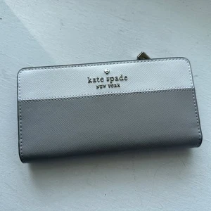 Kate Spade Madison schmale Brieftasche, Geldbörse, grau und weiß - Bild 1 von 9