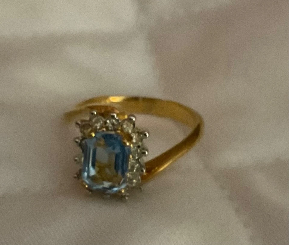 Кольцо из желтого золота 18 карат HGE размер 7 1/2 с синим фианитом основным камнем и маленьким белым фианитом - Изображение 1 из 4