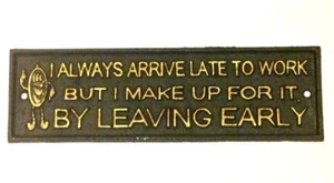 Siempre llego tarde al trabajo, pero lo compenso saliendo... Letrero de hierro fundido nuevo - Imagen 1 de 4