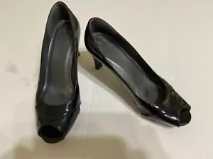 Stuart Weitzman tacchi punta aperta neri in pelle verniciata taglia 6,5 M - Foto 1 di 5