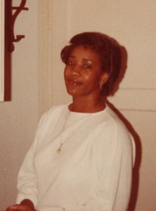 Hermosa mujer afroamericana sonriente cocina de pie retrato del hogar años 80 - Imagen 1 de 3