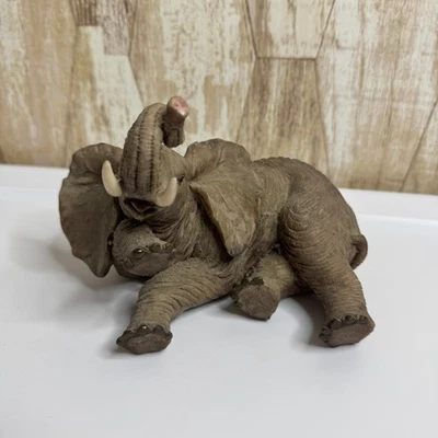 Estatuilla elefante marca Daniel estatua con detalle de colmillo tronco levantado Foto 1 de 4