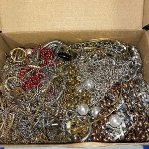 Junk Jewelry Lot - Vintage- Mod Wear, Parts, Repair 2 Lb - Picture 1 of 3