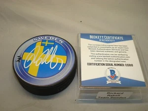 Disco de hockey firmado por Rickard Rakell equipo Suecia autografiado Beckett certificado de autenticidad BAS 1A - Imagen 1 de 3