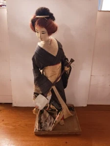 Um 1930 japanische Geisha Mädchen Puppe auf Holzsockel - Bild 1 von 11