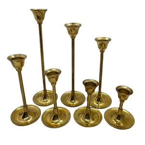 Candelabros de latón juego graduado de siete mantos de boda vintage vacaciones - Imagen 1 de 12