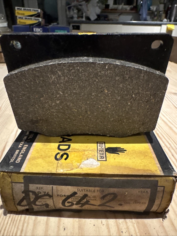 Jeu de plaquettes de frein avant Ford Cortina Mk3 Estate 1.6 et 2.0 période NOS - Photo 1/4