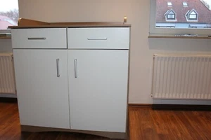 Kinderzimmer mit Bett, Schrank, Bücherregal und Wickelkommode mit Regalen - Bild 1 von 10