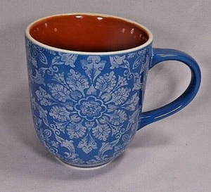 Taza de café azul grande con patrón de encaje blanco tipo copo de nieve, interior óxido - Imagen 1 de 9