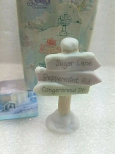 Precious Moments ~ Sugar Town Straßenschild Figur ~ 150207 ~ einwandfrei ~ mit Box - Bild 1 von 3