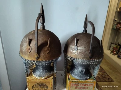 Антикварная церемониальная исламская пара персидских травленых металлических сетчатых шлемов - Изображение 1 из 4