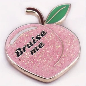 Erwachsene Emaille Pin "Bruise Me" Pfirsich Glitzer Knick Sexy Impact Play Schmerz Spank BDSM - Bild 1 von 4