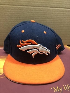 NUEVA ERA NFL Denver Broncos Sombrero de Equipo 2 Tonos con Gris Bajo el Alama Talla 7 3/4 - B15 - Imagen 1 de 12