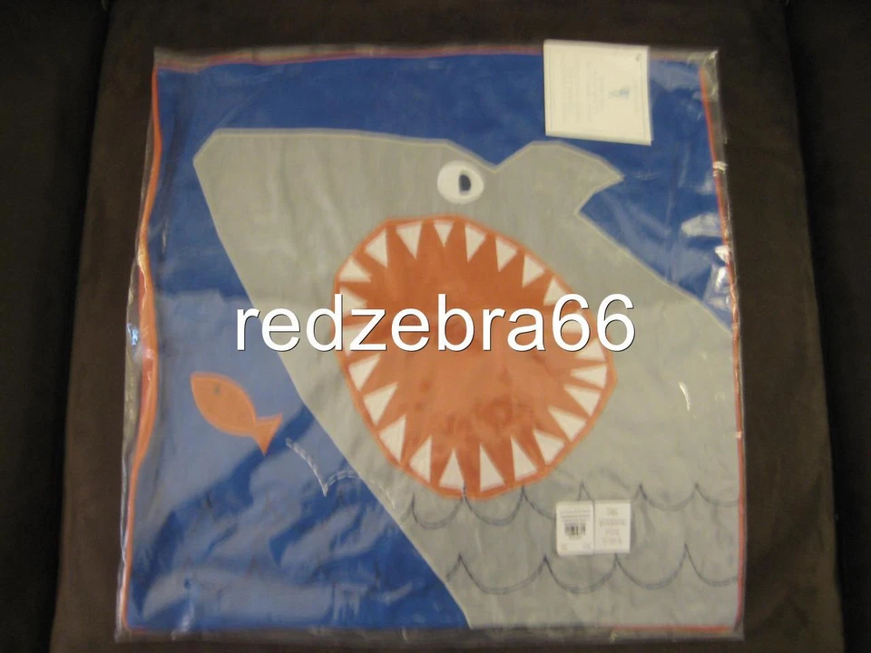 UNA funda de almohada decorativa mandíbula de tiburón Pottery Barn para niños Foto 1 de 1