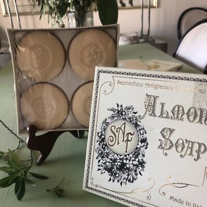 Saponificio Artigianale Fiorentino Italiano 4 Saponi Pregiati Mandorle Fleur-De-Lis �� - Foto 1 di 18