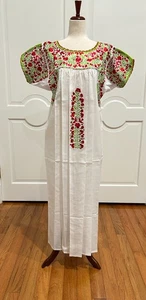 Maxi Vestido San Antonino, Vestido Mexicano Oaxaca. bordado a mano. Hilos de seda, - Imagen 1 de 7