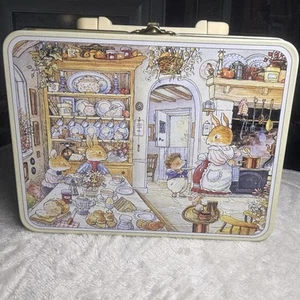 RARO 1997 FOXWOOD TALES Lunch Box in latta da collezione BRIAN PATERSON coniglio riccio - Foto 1 di 14