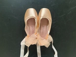NEW PRICE!! Capezio "Ava" Pointe shoes - Size 2.5 - BRAND NEW NEVER USED - Picture 1 of 2