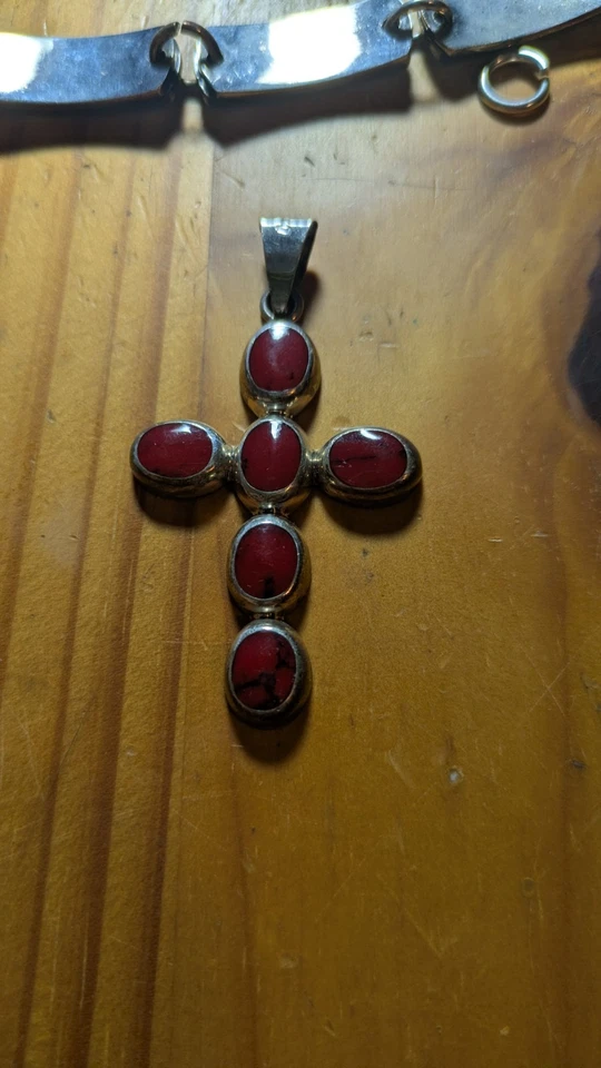 Cruz de Coral Rojo y Plata de Ley. Foto 1 de 2