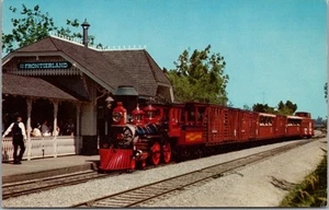 Postal vintage de Disneylandia Anaheim CA de los años 50 "TREN DE CARGA" en Depot / #A-16 - Imagen 1 de 2