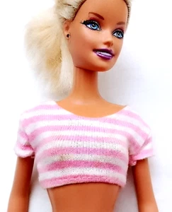 B603 - BARBIE STROLLIN' FUN 1995 top corto rosa righe bianche - Foto 1 di 3