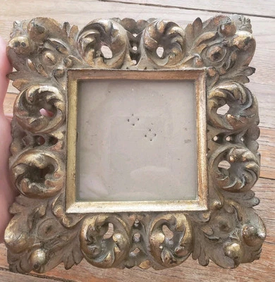 Marco de fotos independiente Drexel Heritage resina ornamentada tono dorado 6,5"  Foto 1 de 4