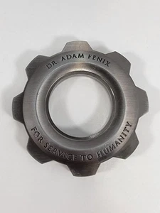 Gears of War 3 - Dr Fenix Metal COG "For Service to Humanity" Medal - Xbox 360 - Bild 1 von 3