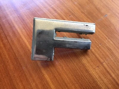 Porta traseira Ford Bronco 1970 letra F emblema D9TB-1816577 A-A vintage - Imagem 1 de 4
